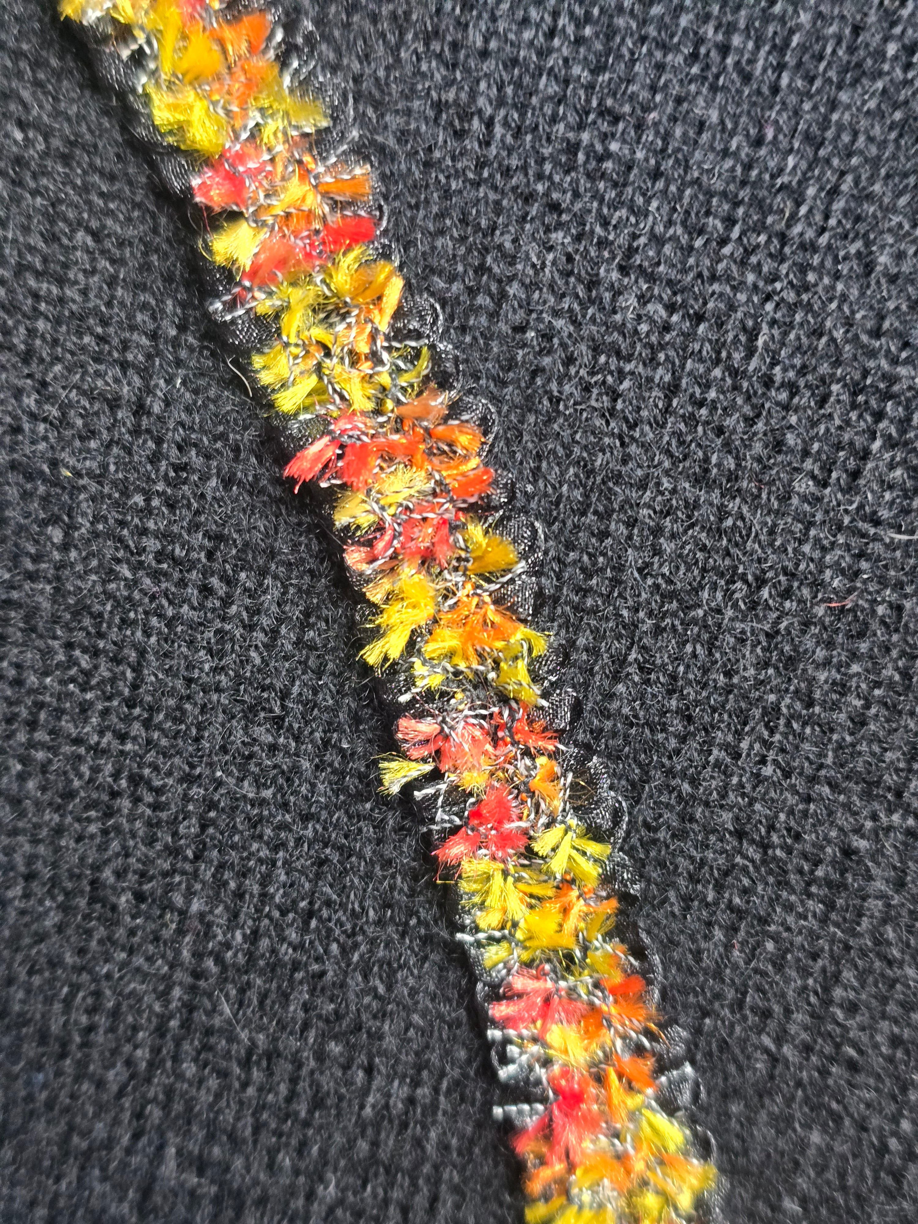 Maglia Donna in Cashmere con Scollo a V Decorato – 100% Pezzo unico