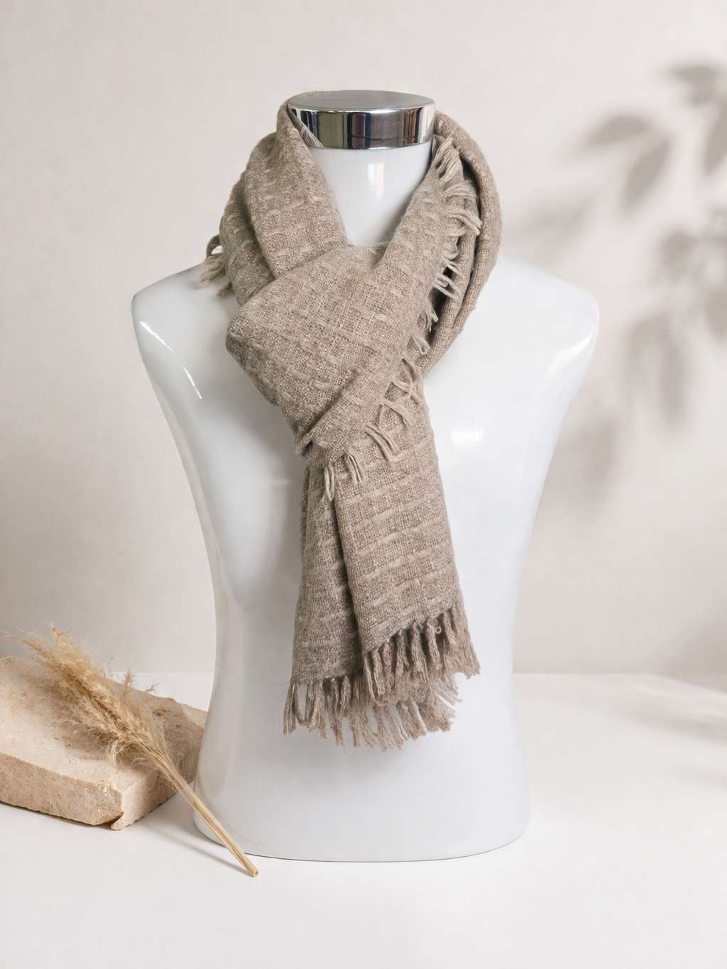 Sciarpa in tessuto intrecciato con frange – elegante e versatile